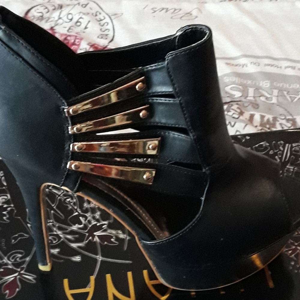 Shoes - Picture 4 of 7